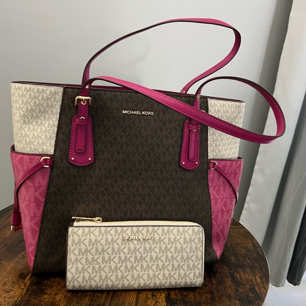 Michael Kors Logo Voyager Large East West Tote with out wallet